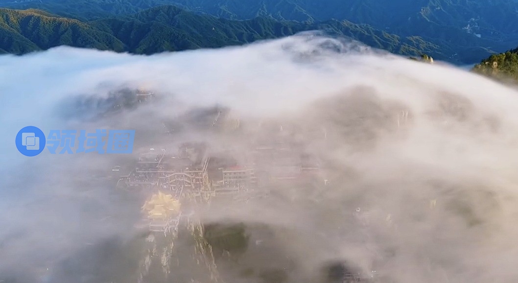 男子在老君山拍到灵气护罩奇观 形似护宗大阵！